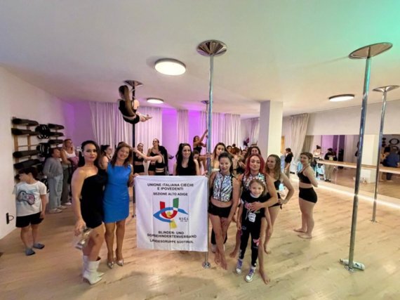 Una foto di gruppo delle partecipanti e delle organizzatrici dell’evento, riunite attorno allo striscione dell’Unione Italiana dei Ciechi e degli Ipovedenti – Sezione Alto Adige, come simbolo dello scopo solidale dell’iniziativa. Una foto di gruppo delle partecipanti e delle organizzatrici dell’evento, riunite attorno allo striscione dell’Unione Italiana dei Ciechi e degli Ipovedenti – Sezione Alto Adige, come simbolo dello scopo solidale dell’iniziativa.