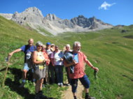 Alcuni partecipanti in cammino su prati verdi