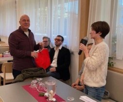 La Presidente Ines Mair esprime il suo ringraziamento al volontario Mauro S.