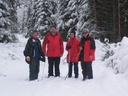Alcuni partecipanti passeggiano nella neve
