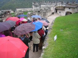 I partecipanti muniti d'ombrello fra le mura del castello