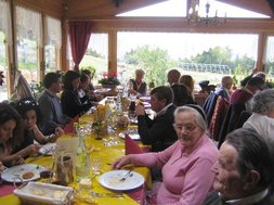 Tutti a tavola per il pranzo all'Osteria