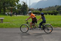 Sul tandem con gli occhi bendati