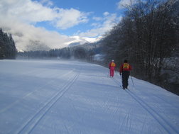 Due partecipanti che sciano