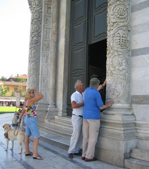 Alcuni partecipanti durante una gita a Pisa