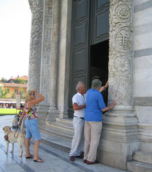 Alcuni partecipanti durante una gita a Pisa Alcuni partecipanti durante una gita a Pisa