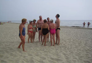 Alcuni partecipanti durante una simpatica conversazione in spiaggia Alcuni partecipanti durante una simpatica conversazione in spiaggia
