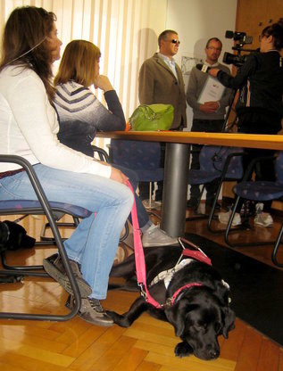 da sinistra a destra Ilaria Frenez con il suo cane guida Ambra, Laura Tasselli, dott. Valter Calò, dott. Franz Hintner