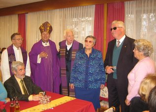 Foto di gruppo con il Vescovo Karl Golser e il Cappellano August Prugger