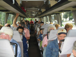 Allegra atmosfera durante il viaggio in pullman Allegra atmosfera durante il viaggio in pullman