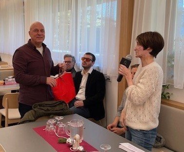 La Presidente Ines Mair esprime il suo ringraziamento al volontario Mauro S. La Presidente Ines Mair esprime il suo ringraziamento al volontario Mauro S.
