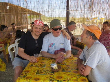 un momento di relax all'ombra del bar in spiaggia