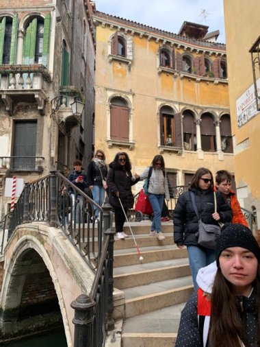 Con il supporto degli accompagnatori lungo i ponti di Venezia
