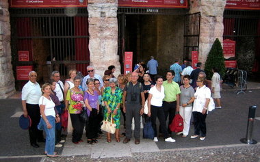 Una foto di gruppo davanti all'Arena