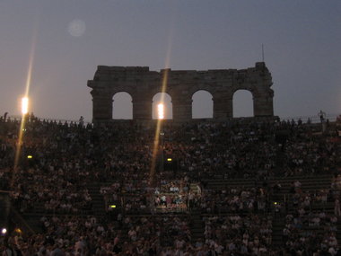 Nelle vecchie mura dell'Arena il pubblico attende l'inizio dell'opera