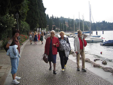 Una tranquilla passeggiata lungo la riva del Lago di Garda Una tranquilla passeggiata lungo la riva del Lago di Garda