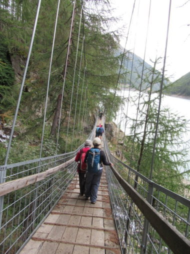 Il percorso prosegue lungo un ponte sospeso