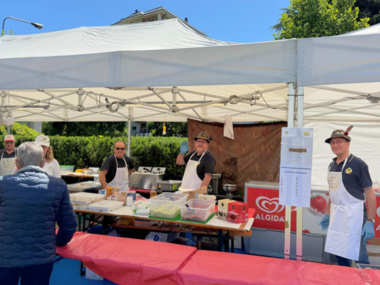 Gli Alpini allo stand gastronomico 