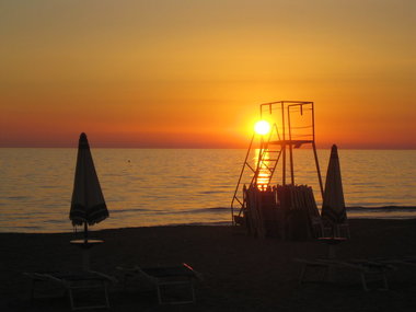 Vista sul mare al tramonto del sole