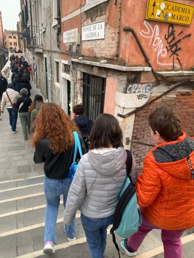 Il Gruppo Giovani durante l’attraversamento del Ponte de la Cazziola, uno dei tanti ponti percorsi