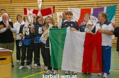 La squadra durante la premiazione