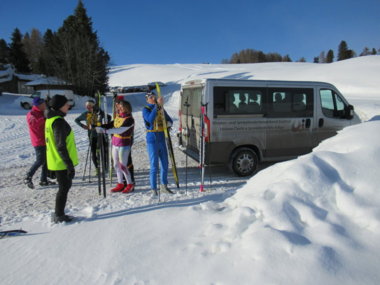 Pronti a sciare con sole splendente e neve fresca