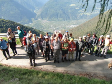 Camminata su in alto sopra alla valle