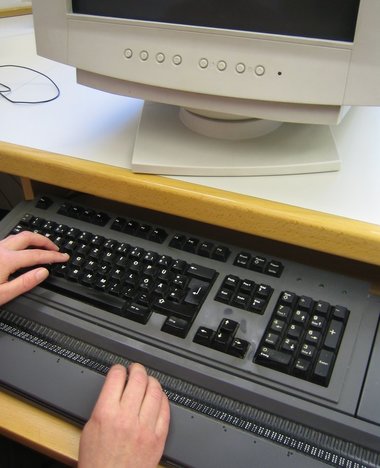 Il display braille apportato in fondo alla tastiera visualizza i contenuti del video in scrittura braille