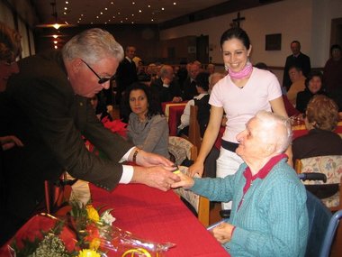La signora Gramm viene onorata per i 50 anni di iscrizione La signora Gramm viene onorata per i 50 anni di iscrizione