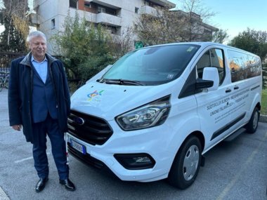 Foto: Il Presidente Dott. Valter Calò accanto al pulmino dell'Unione