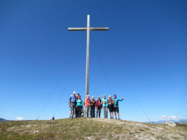 Foto di gruppo davanti alla croce di vetta