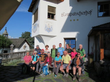 Foto di gruppo davanti all'albergo Kompatscherhof