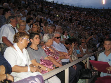 I partecipanti sulla tribuna prima dell'inizio dello spettacolo