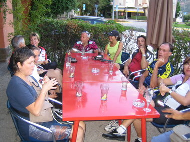 Un piccolo rinfresco al Bar dopo la pedalata