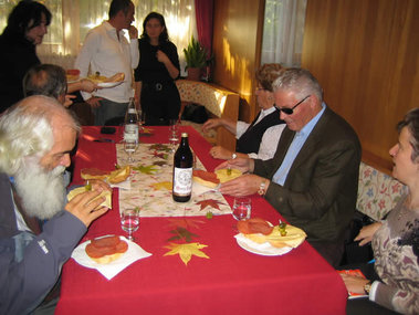 I soci durante la merenda a conclusione dell'assemblea I soci durante la merenda a conclusione dell'assemblea