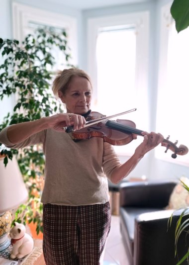 La musicoterapeuta Dott.ssa Mariarita Di Pasquale che sta suonando il violino
