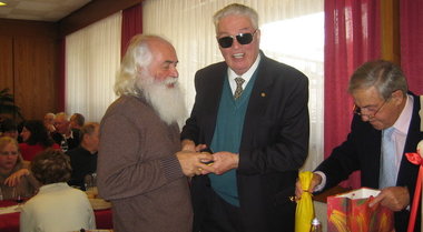 Stockner Josef consegna la medaglia di onoreficenza al signor Masiero