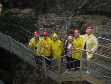 Alcuni partecipanti nel Canyon Rio Sass a Fondo con la mantellina e il casco