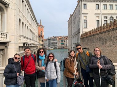 Alcuni membri del Gruppo Giovani sul Ponte dei Pugni, lungo il Rio di San Barnaba
