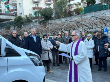 Foto: Benedizione del pulmino associativo