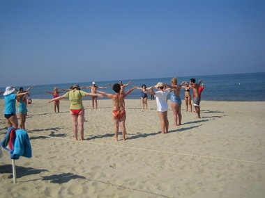Lezione di ginnastica in spiaggia