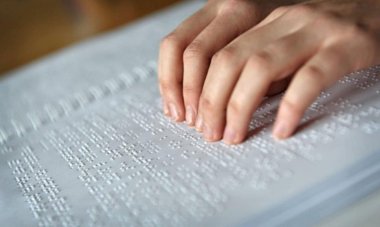 Mani che leggono la scrittura Braille