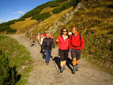 Alcuni partecipanti che stanno camminando