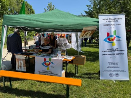 La nostra Vice Monica Bancaro Scrinzi e Mauro Scrinzi allo stand sui prati del Talvera