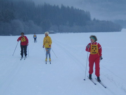 Tre sciatrici nonvedenti con una guida