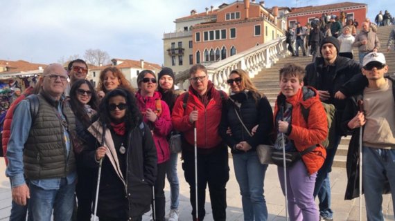 Il Gruppo Giovani sul Ponte degli Scalzi: una grande scalinata in pietra con balaustre che attraversa il Canal Grande
