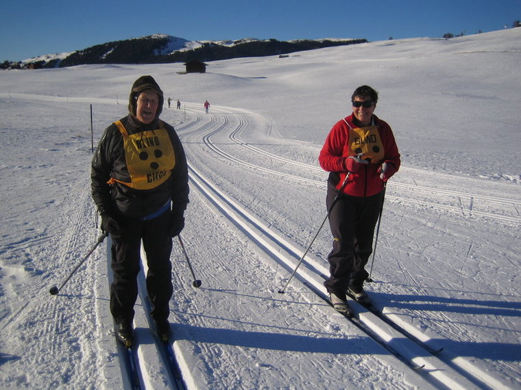 Due partecipanti che sciano sulla pista da fondo