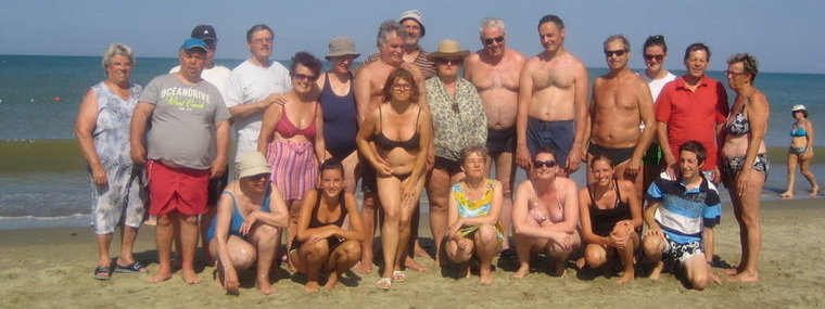 Foto di gruppo in spiaggia