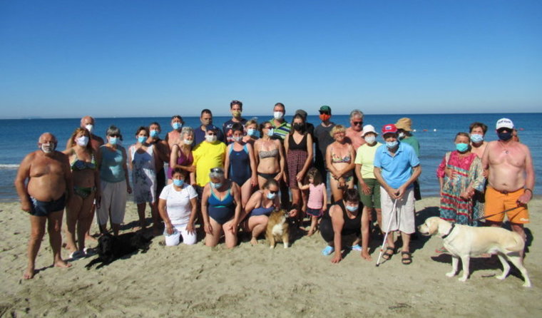 Foto di gruppo in spiaggia