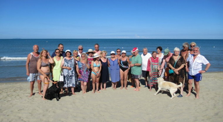 Foto di gruppo in spiaggia